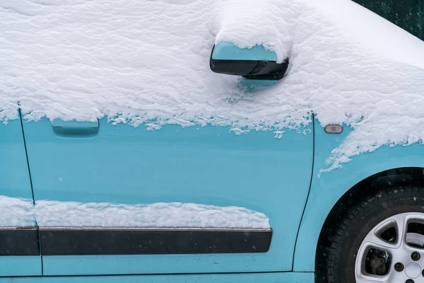 Auto blu sotto la neve — Foto Stock