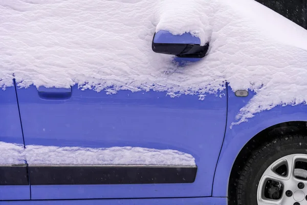 Auto viola sotto la neve — Foto Stock