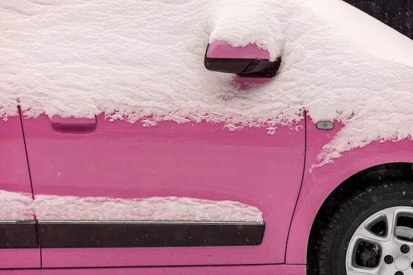 Auto rosa sotto la neve — Foto Stock