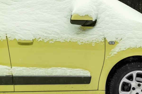 Auto gialla sotto la neve — Foto Stock