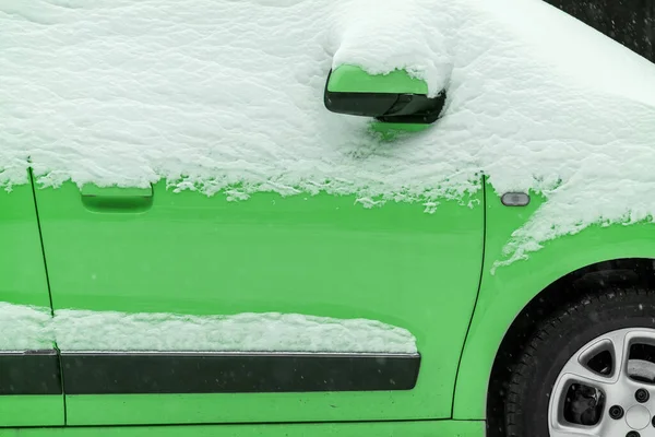 Auto verde sotto la neve — Foto Stock