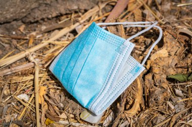  Atılmış mavi tek kullanımlık yüz örtüsü