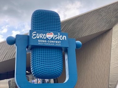 Eurovision Şarkı Yarışması Rotterdam 2021 mavi logo sembolü Central Railway İstasyonu dışında.