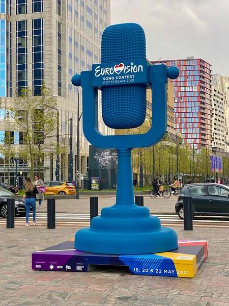 Eurovision Song Contest Rotterdam 2021 blaues Logo-Symbol vor dem Hauptbahnhof in der Stadt. — Stockfoto