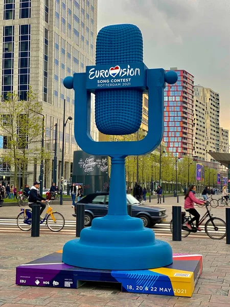 Eurovision Song Contest Rotterdam 2021 blaues Logo-Symbol vor dem Hauptbahnhof in der Stadt. — Stockfoto