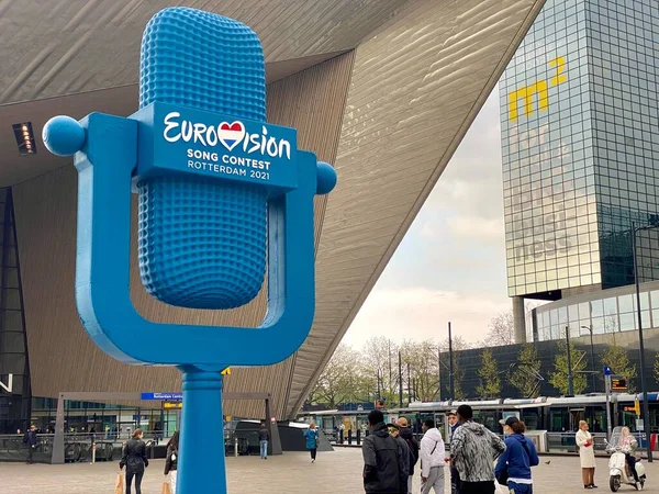 Eurovision Song Contest Rotterdam 2021 blaues Logo-Symbol vor dem Hauptbahnhof in der Stadt. — Stockfoto