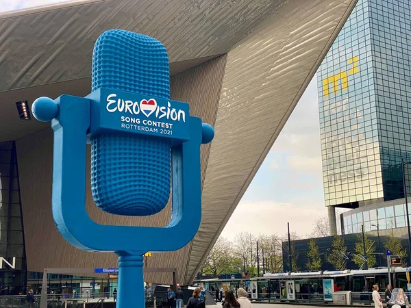 Eurovision Song Contest Rotterdam 2021 simbolo del logo blu fuori dalla stazione ferroviaria centrale della città. — Foto Stock