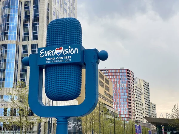 Eurovisie Songfestival Rotterdam 2021 blauw logo symbool buiten Centraal Station in de stad. Stockafbeelding