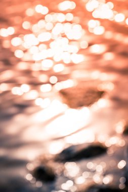 Su yüzeyindeki Bokeh kıyıda doku arkaplanı oluşturuyor