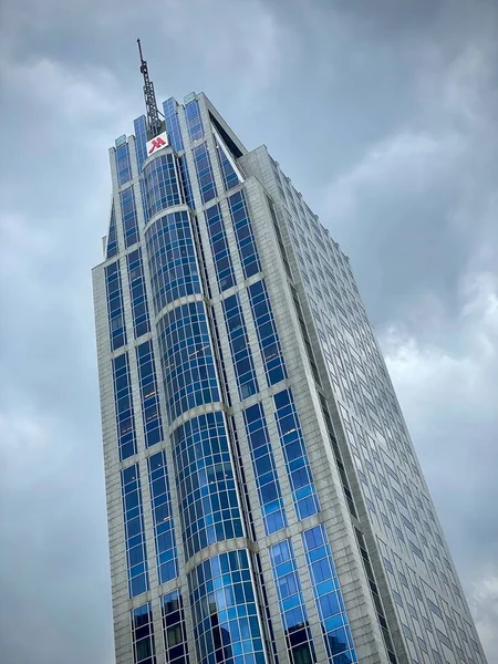 Blick nach oben zum Rotterdam Marriott Hotel in der modernen holländischen Stadt. Grau stürmischer dramatischer Himmel. — Stockfoto