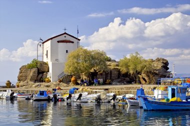 Şapel skala sykamineas limanında kayaların üzerinde