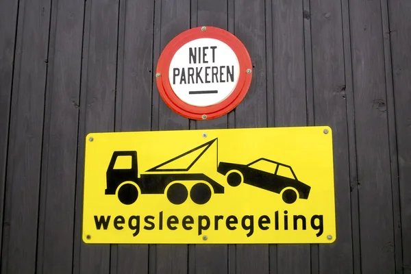 Nederlands trekken weg teken op een garagedeur — Stockfoto