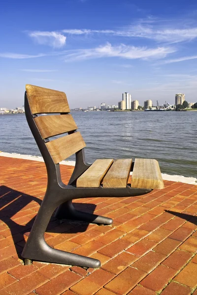 Ein einzelner Sitz am Flussufer in Rotterdam — Stockfoto