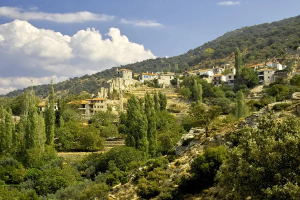 Midilli, Yunanistan petra yakınındaki tepelerde Köyü — Stok fotoğraf
