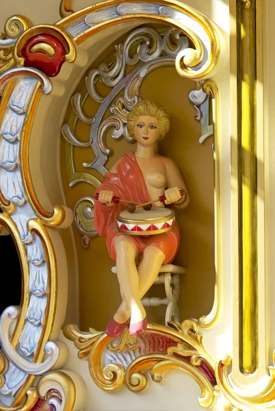 Figura feminina decorada em um gurdy apressado — Fotografia de Stock