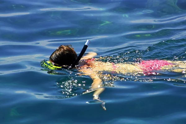 Giovane donna che fa snorkeling in mare — Foto Stock