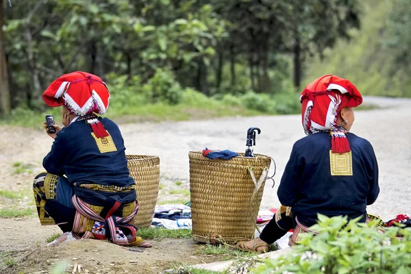 Hill tribe ženy čekají u silnice — Stock fotografie