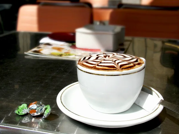 Cappuccino op een tabel met terras — Stockfoto