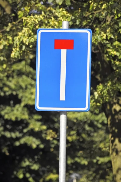 Дорожный знак Т-образного перехода — стоковое фото
