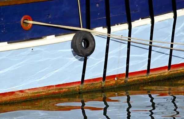 Reflectie op het water van een schip — Stockfoto