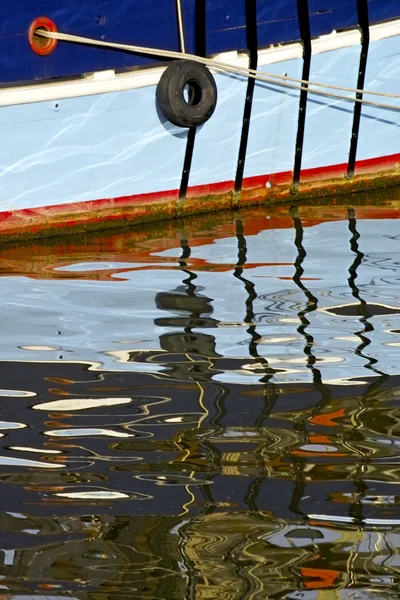Spiegelbild eines vor Anker liegenden Schiffes — Stockfoto