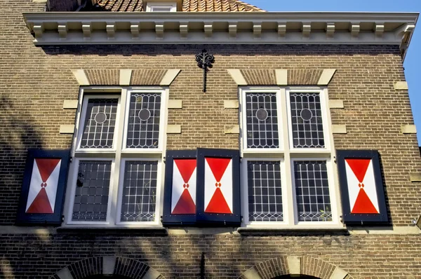 Fasada domu holenderskiego z okiennicami — Zdjęcie stockowe