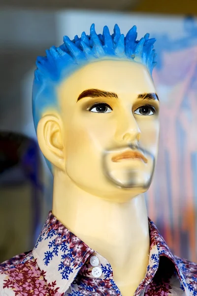 Мужской манекен с голубыми волосами — стоковое фото