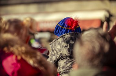 Mavi şapkalı genç bir çocuk, Dordrecht 'teki Sinterklaas şenlikleri sırasında Aziz Nicholas' ın gelişini heyecanla bekliyor..