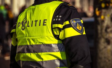 Dordrecht, Hollanda, 17 Kasım 2018. Hollanda 'da üniformalı bir polis memuru görünür bir logoyla görülmüş. Hollanda' da güvenlik, otorite ve kamu güvenliğini simgeliyor..