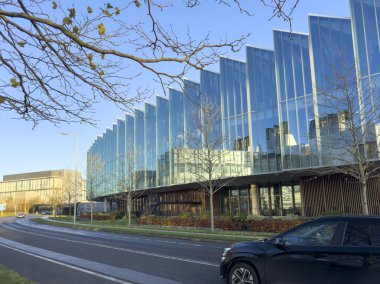 Cambridge, İngiltere - 3 Aralık 2025: Cambridge 'deki AstraZeneca Global Merkezi çarpıcı bir modern cam cephe, mimari ve yenilikçi bir şirket ortamı içeriyor.