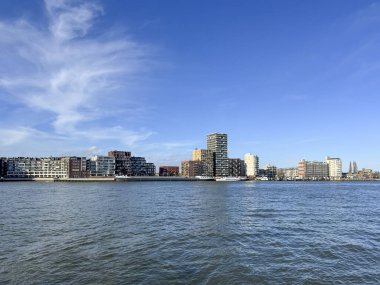 Dordrecht 'ten Zwijndrecht' e uzanan Oude Maas nehri boyunca panoramik manzara manzarası modern apartman blokları, rıhtım evleri, kentsel yenilenme, Hollanda nehir kenarı mimarisi.