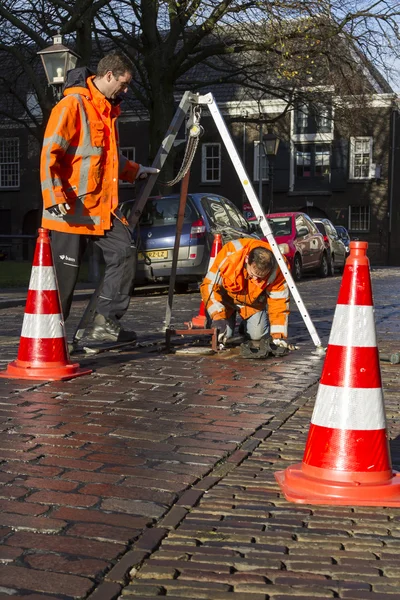 Techničtí pracovníci oprava majáčky — Stock fotografie