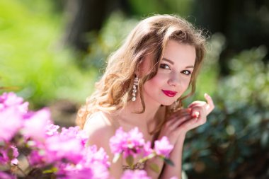 Çiçekli güzel kız.