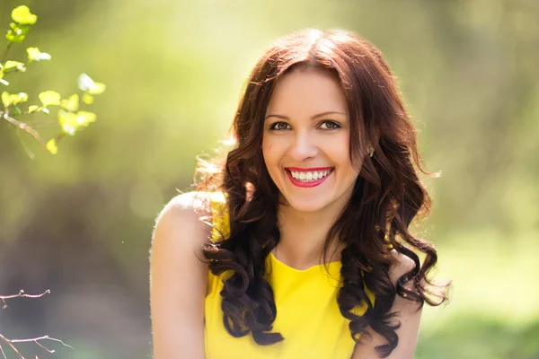 Sonrisa chica verano con verde árbol — Foto de Stock