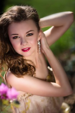 duygusal moda şık genç ve güzel kadın portresi