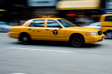 İkonik Sarı New York taksisi işlek caddelerde koşuyor 