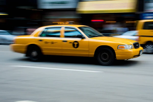 Iconic Yellow New York Taxi Rohangál Forgalmas Utcákon — Stock Fotó