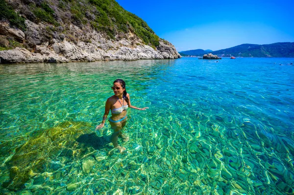 Ragazza Con Cappello Sole Rilassante Nuoto Alla Spiaggia Porto Timoni — Foto Stock