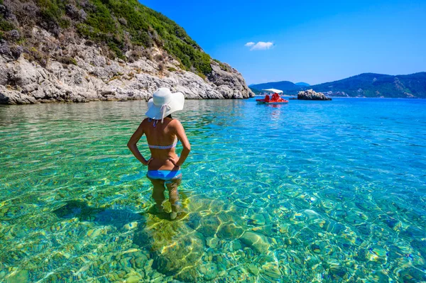 Κορίτσι Καπέλο Του Ήλιου Που Χαλαρώνει Και Κολυμπάει Στην Παραλία — Φωτογραφία Αρχείου