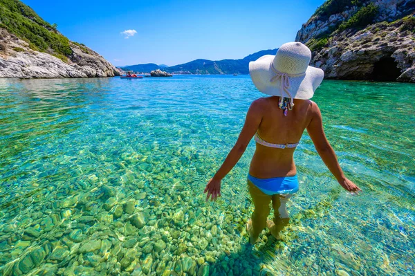 Ragazza Con Cappello Sole Rilassante Nuoto Alla Spiaggia Porto Timoni — Foto Stock