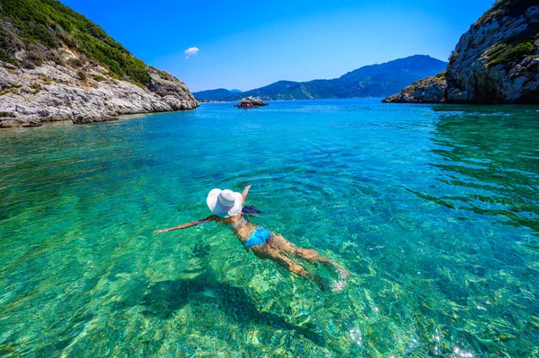 Ragazza Con Cappello Sole Rilassante Nuoto Alla Spiaggia Porto Timoni — Foto Stock