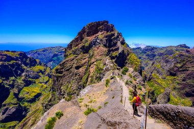 Pico do Arieiro 'dan Pico Ruivo, Madeira Adası' na güzel yürüyüş parkurları. Bulutların üstündeki yaz gününde. Portekiz.