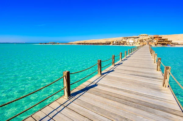 Wooden Pier Пляже Orange Bay Beach Чистой Лазурной Водой Белым — стоковое фото