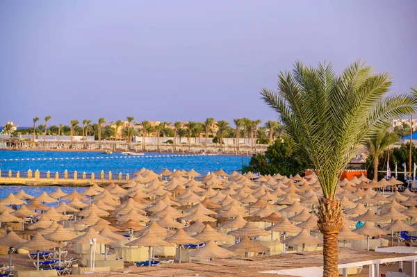 Relaxen Paradiesstrand Liegestühle Und Sonnenschirme Reiseziel Hurghada Ägypten — Stockfoto