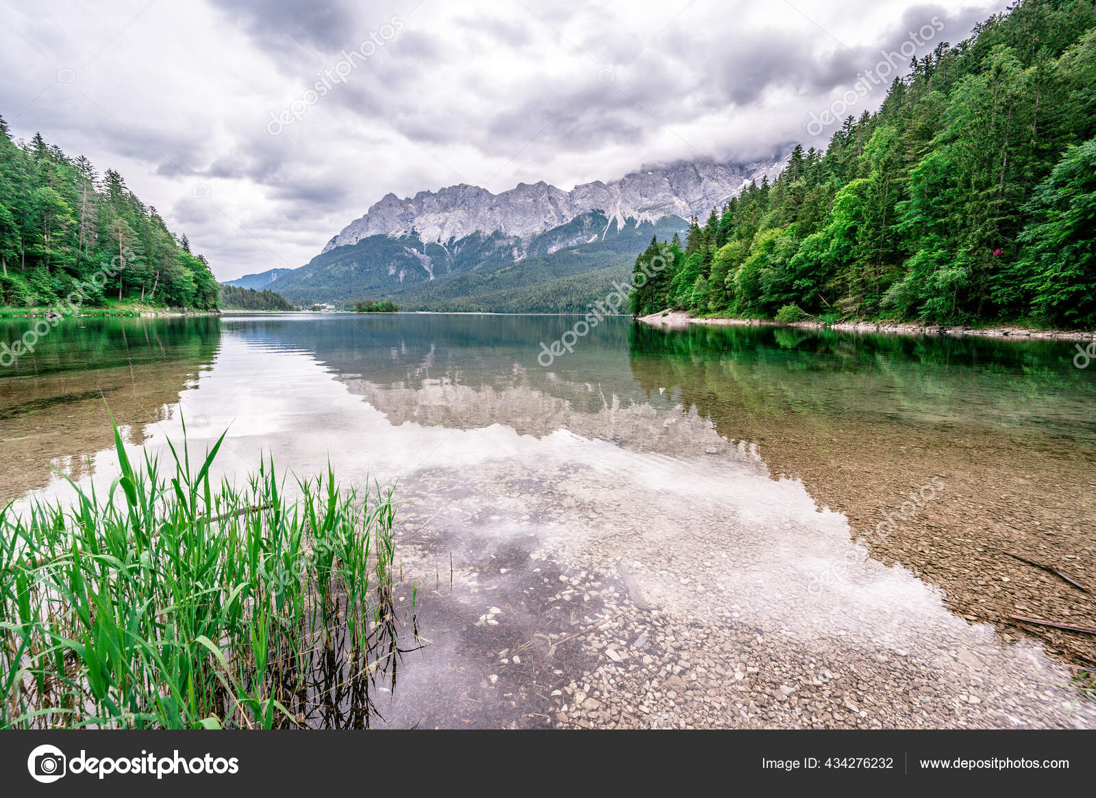 Lac Eibsee Avec Montagne Zugspitze Arriere Plan Beau Paysage Avec Image Libre De Droit Par Simondannhauer C
