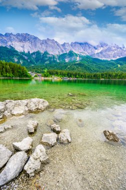 Arka planda Zugspitze Dağı olan Eibsee Gölü. Cennet plajlı güzel manzara ve Alman Alplerinde berrak mavi su - Garmisch Partenkirchen, Grainau - Bavyera, Almanya, Avrupa.