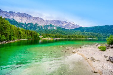 Arka planda Zugspitze Dağı olan Eibsee Gölü. Cennet plajlı güzel manzara ve Alman Alplerinde berrak mavi su - Garmisch Partenkirchen, Grainau - Bavyera, Almanya, Avrupa.