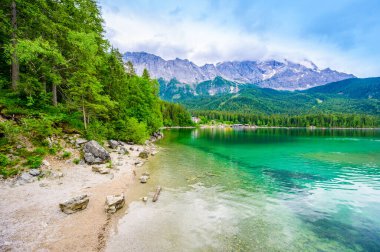 Arka planda Zugspitze Dağı olan Eibsee Gölü. Cennet plajlı güzel manzara ve Alman Alplerinde berrak mavi su - Garmisch Partenkirchen, Grainau - Bavyera, Almanya, Avrupa.