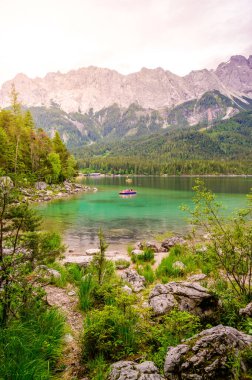 Arka planda Zugspitze Dağı olan Eibsee Gölü. Cennet plajlı güzel manzara ve Alman Alplerinde berrak mavi su - Garmisch Partenkirchen, Grainau - Bavyera, Almanya, Avrupa.