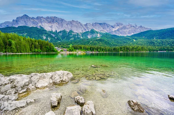 Eibsee Zugspitze Hegy Háttérben Gyönyörű Tájkép Paradicsomi Stranddal Tiszta Kék — Stock Fotó